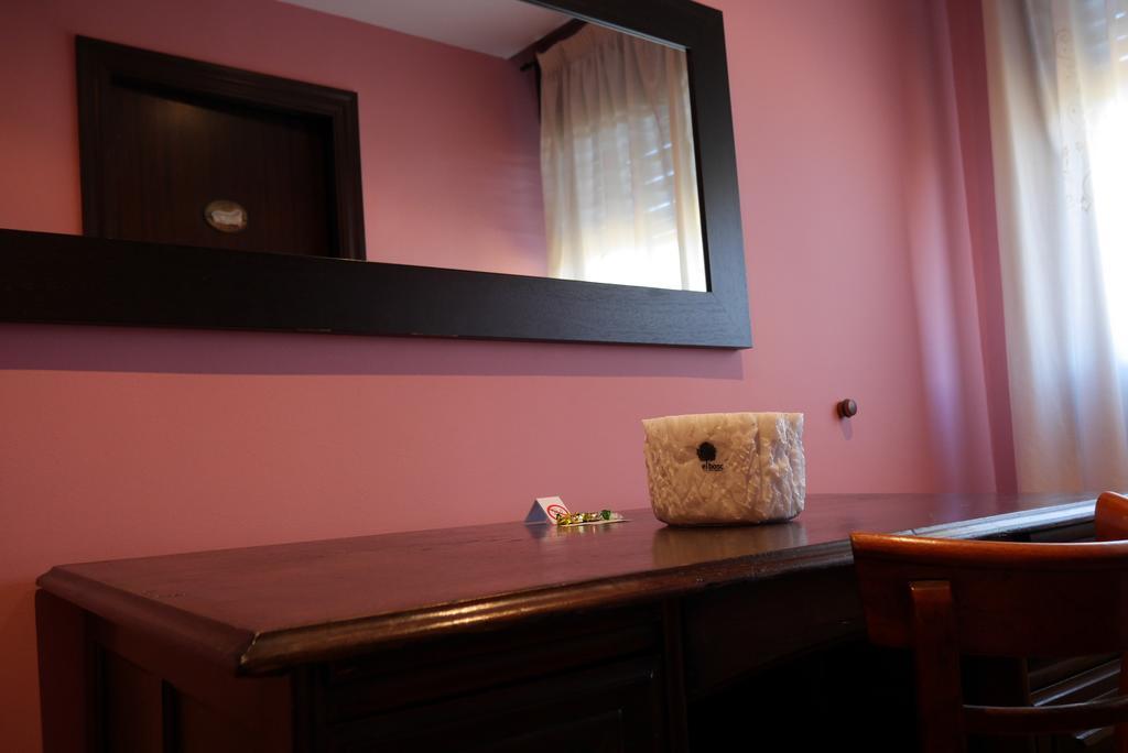Hotel Restaurant El Bosc Banyeres del Penedes ภายนอก รูปภาพ